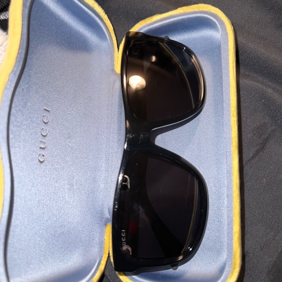 Gucci sunglasses has minor scratching on frame over all good condition - Picture 3 of 5